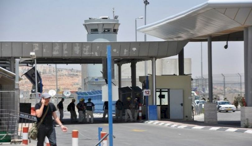 فيديو: جيش الاحتلال يطلق النار على شاب فلسطيني على حاجز قلنديا ويغلق الحاجز بالاتجاهين