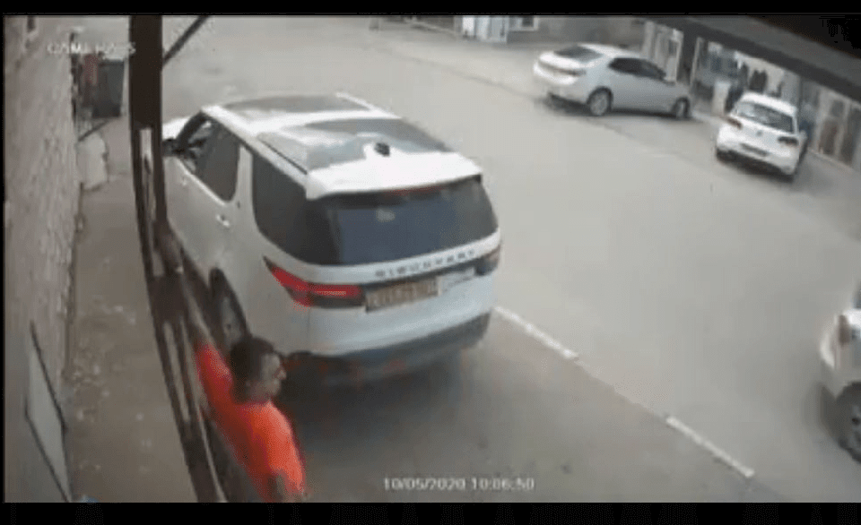 فيديو: انزلاق سيارة في مدينة طمرة بالداخل المحتل وشاب يمنع وقوع كارثة