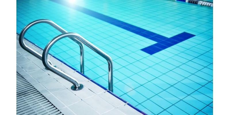 هل يعيش فيروس كورونا في الماء وهل تنتقل العدوى من خلال السباحة ؟