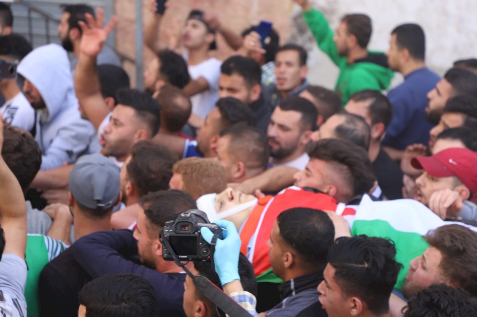 استشهاد طفل برصاصة مباشرة في الرأس بمخيم الفوار 