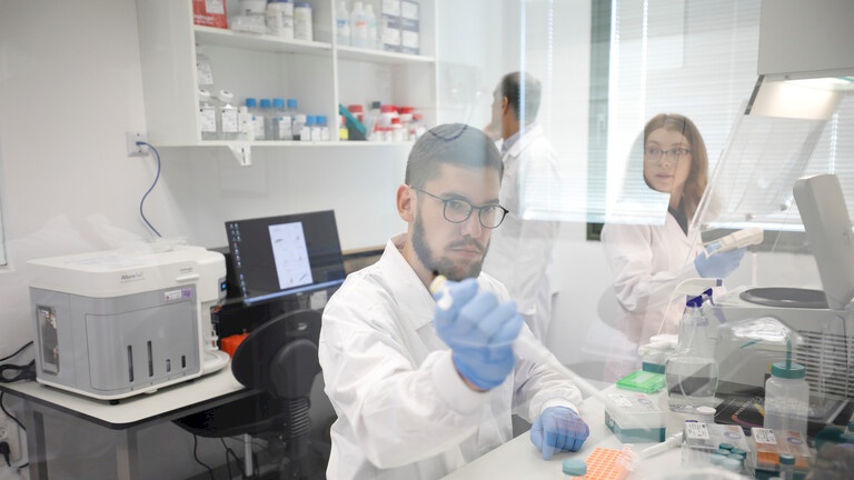 إسرائيل تعلن اكتشاف مضادات كورونا 