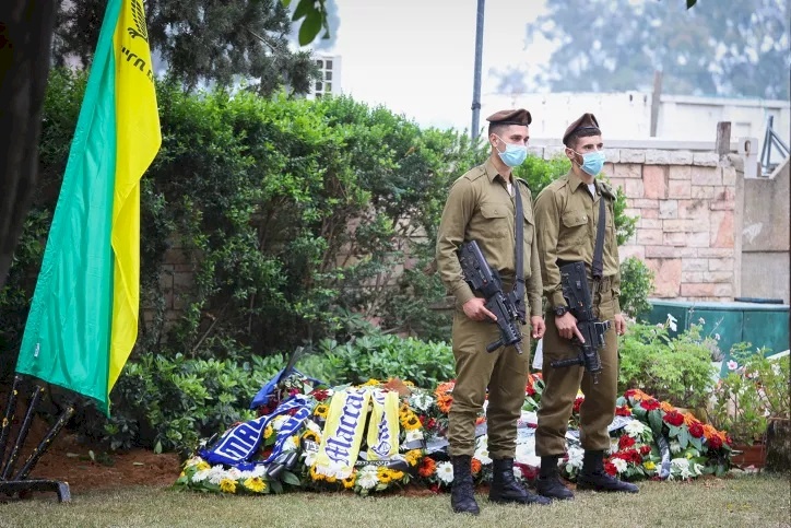 صدمة في إسرائيل.. سيدة تنبش قبر جندي قتل في جنين