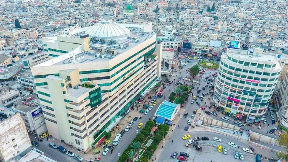 محافظ نابلس يسمح بفتح كافة المحلات التجارية