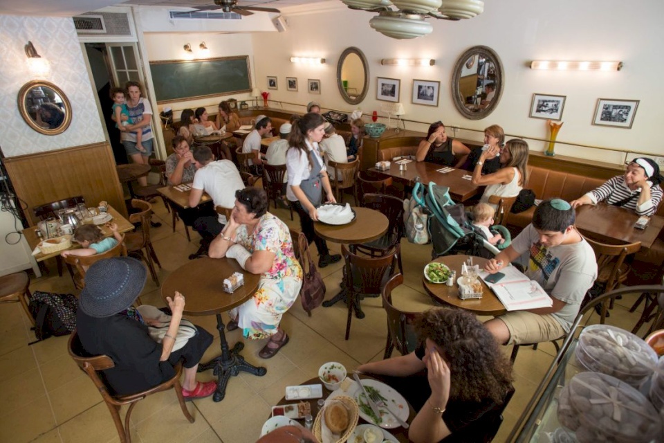 اسرائيل تقرر فتح المطاعم والمقاهي بشروط