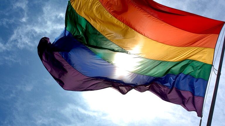 لأول مرة.. علم المثليين يُرفع رسميا في العراق