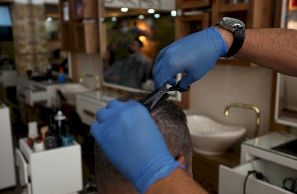 "حلاق" مصاب بكورونا خالط أكثر من 200 شخص في بيت أولا