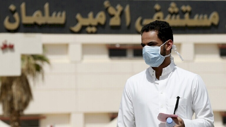 السعودية.. فصل طبيب مصاب بكورونا خالف قرارات منع الاختلاط