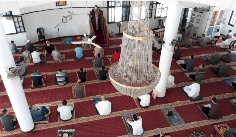  الالاف يؤدون صلاة الجمعة في المساجد بغزة