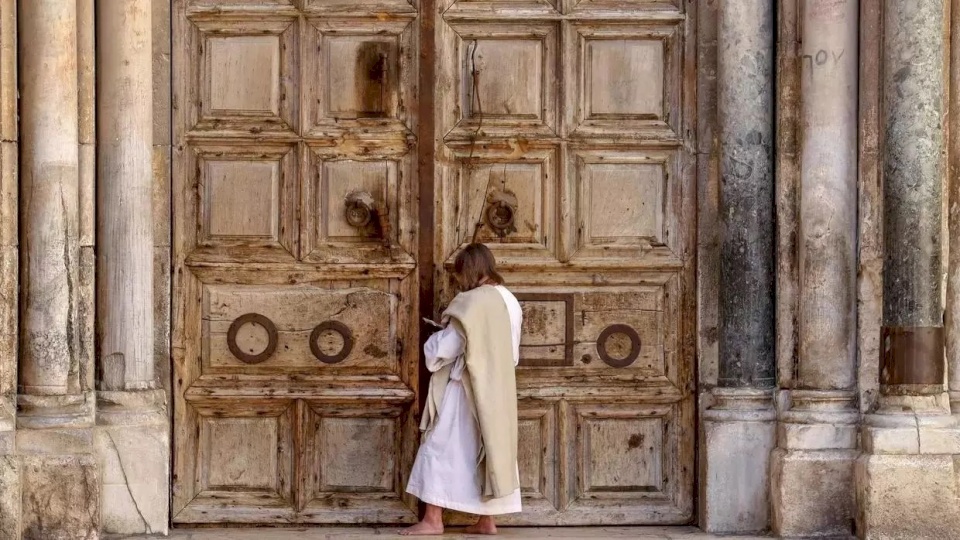 كنيسة القيامة تعيد فتح أبوابها