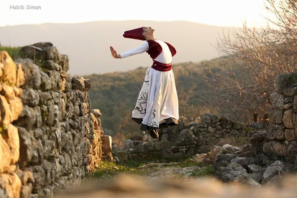 أيمن صفيّة... سبح في الهواء لخفّته