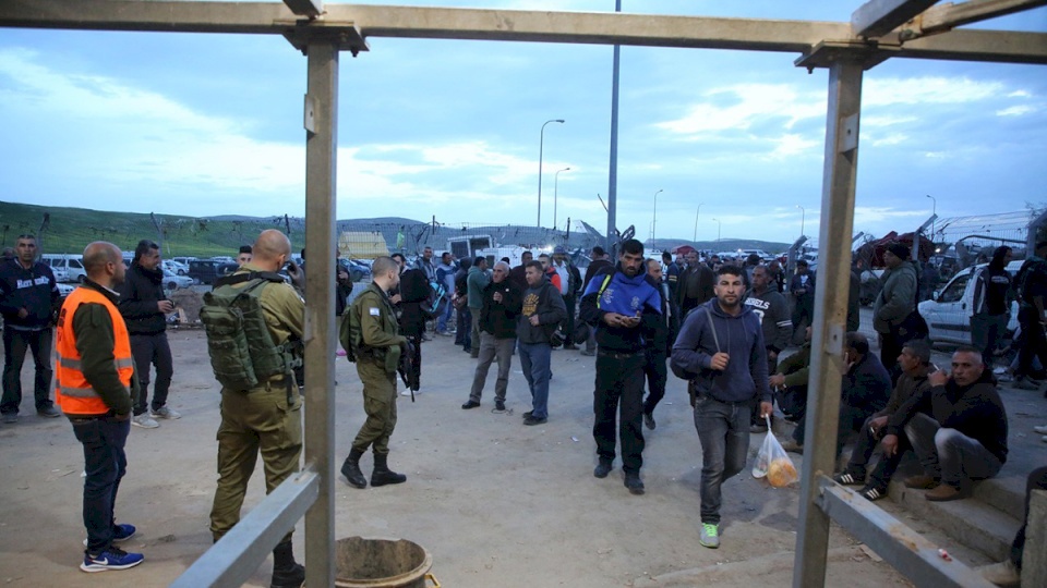 إسرائيل: السماح بدخول العمال والتجار ابتداء من الأحد المقبل