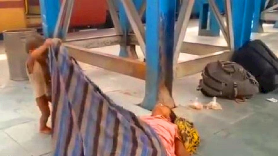 فيديو مؤلم: شاهد طفلا يوقظ أمه الميتة بسبب الحجر والجوع