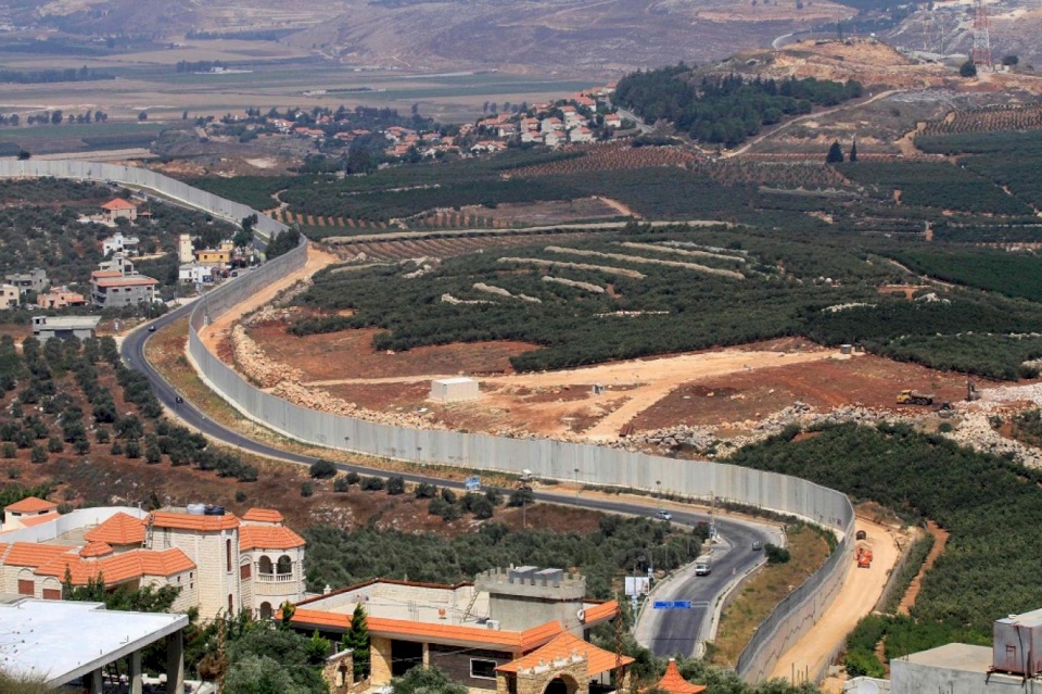 جنود لبنانيون يعترضون دبابتين إسرائيليتين اجتازتا الحدود