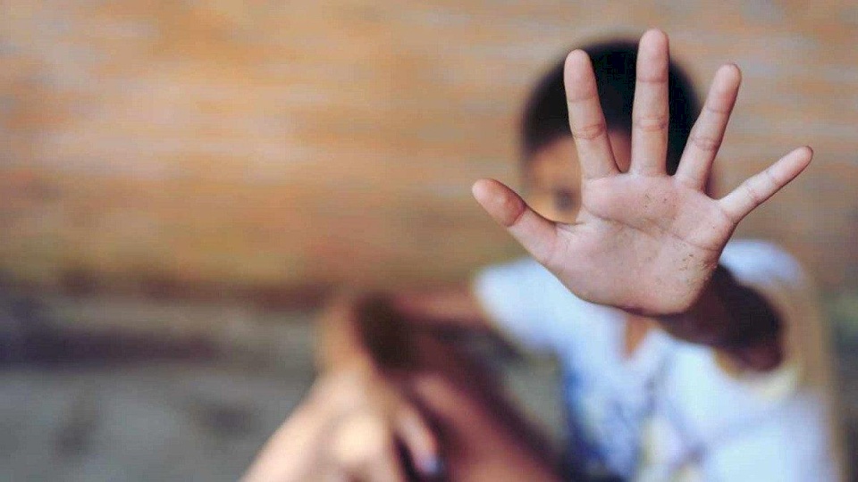 زوجان يعذبان طفلة حتى الموت بسبب طيور الببغاء
