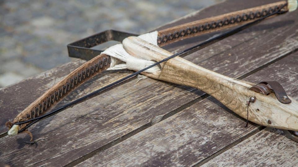 جريمة قتل بالقوس والسهام.. شاب يستهدف 4 من أسرته ويقتل فردين