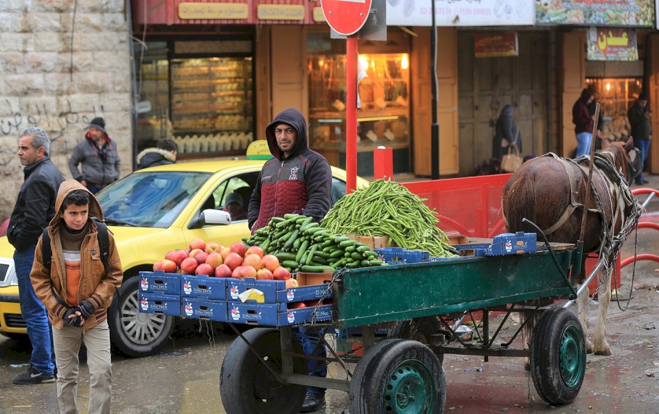 إسرائيل تقطع أرزاق الباعة المتجولين على حاجز قلنديا 