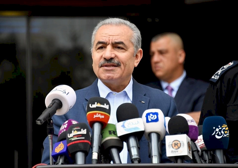 اشتية: لن نكون قادرين على دفع رواتب الموظفين نهاية الشهر ! 