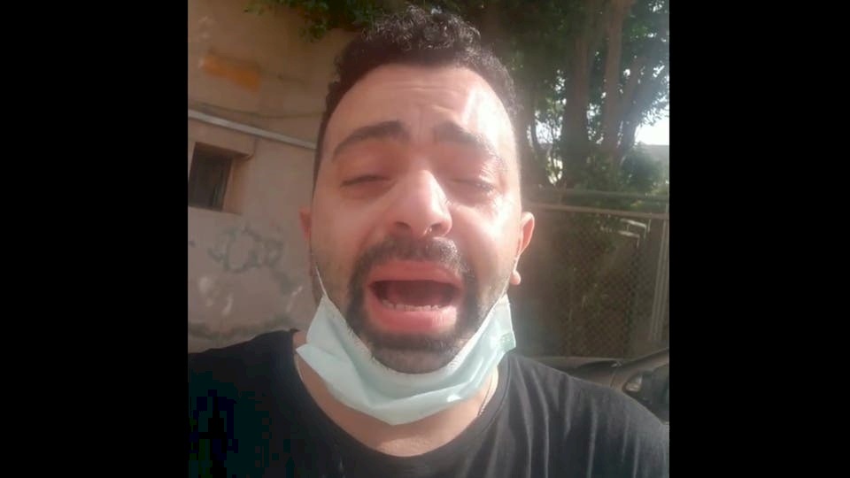 بعد استغاثته.. مطرب يعلن وفاة أمه المشتبه بإصابتها بكورونا