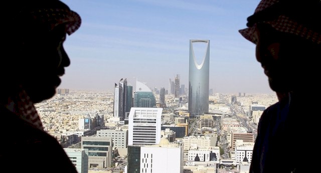 "غلطة" كلفته الكثير.. سعودي يخسر نصف مليون ريال في دقيقة!