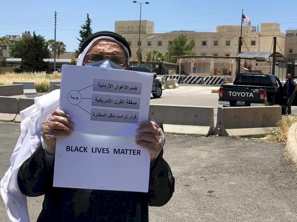 نائب أردني يعتصم وحيداً أمام سفارة أمريكا بعمّان