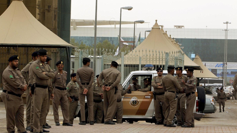 السعودية: آسيوي يحرق زوجته ويحلق شعرها ويلقيها في الشارع