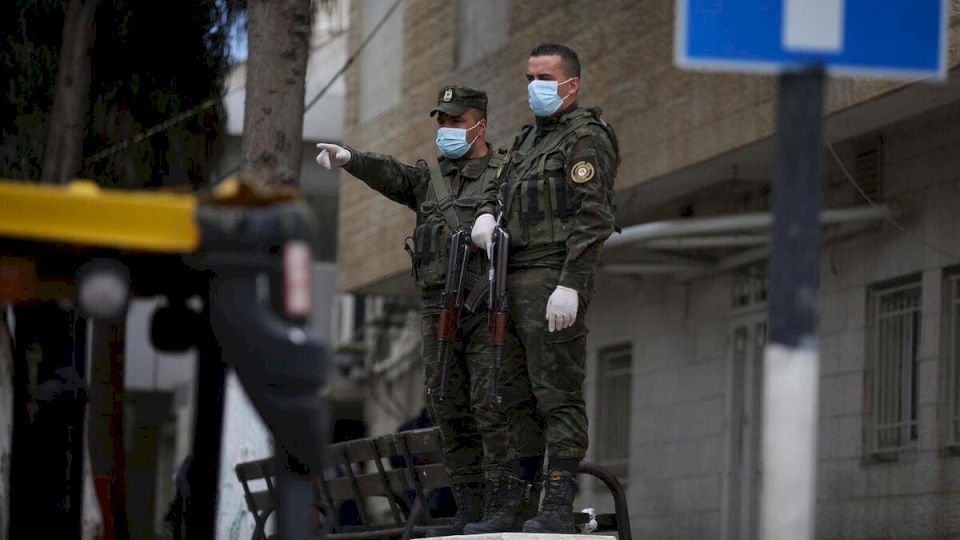 "فرانس برس": الأمن الفلسطيني يُتلف وثائق سرية خشية الاجتياحات