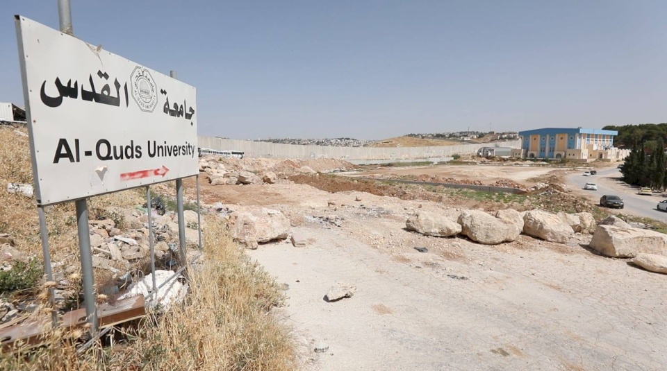  قوات الاحتلال تهدم وتجرّف الملعب الدولي لكرة القدم التابع لجامعة القدس