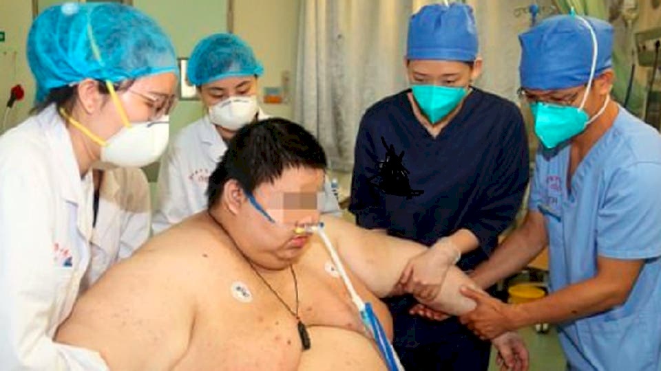 شاهد بالفيديو: الرجل الذي زاد وزنه 100 كلغ لشدة خوفه من كورونا