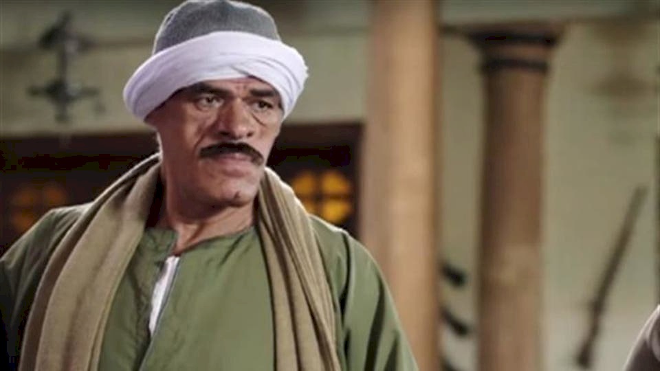 صور.. فنان مصري شهير يصلح إطارات سيارات بزمن كورونا