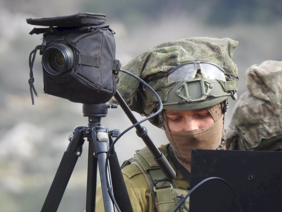 كيف تعمل وحدة التنصت وفك الشيفرات التابعة لجيش الاحتلال الإسرائيلي؟