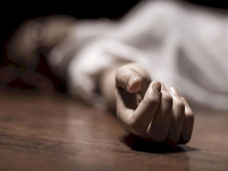 جريمة مرعبة.. قتلها ودخن سيجارة وحضن أولاده ثم انتحر