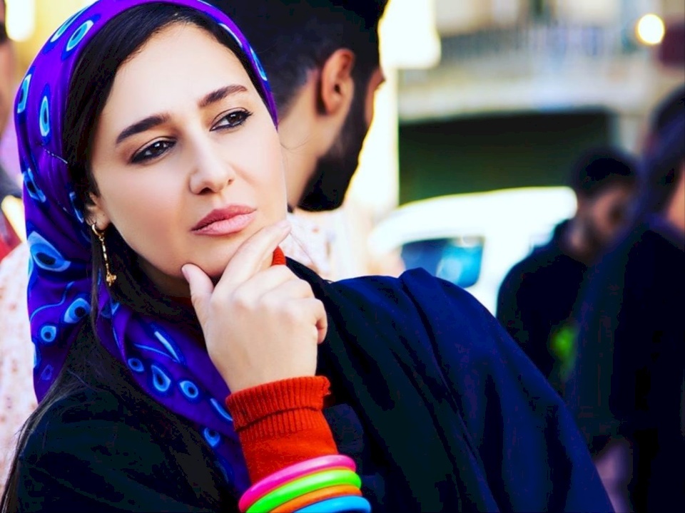 بالفيديو- حلا شيحة نادمة على عملية تجميل... هذا ما فعلته في وجهها