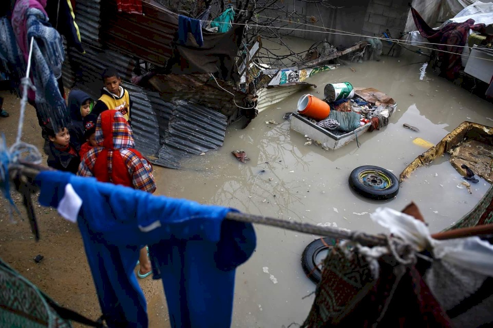 الحكومة: لسنا قادرين على صرف مخصصات الفقراء