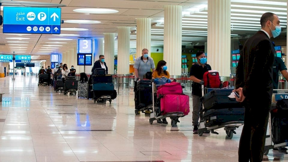 مكتشف إيبولا يفجّر مفاجأة.. لا داعي لعزل المسافرين