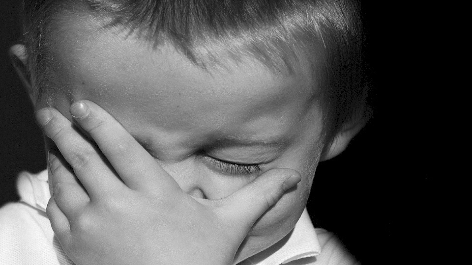 فيديو: سيدة تحتجز طفلها في قفص الكلاب والشرطة تكتشف مفاجأة صادمة