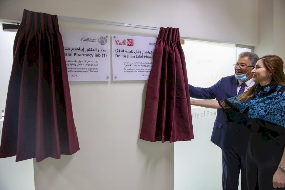 جامعة القدس و"التعاون" تفتتحان مختبر الصيدلة بعد إعادة تأهيله في حرم الجامعة