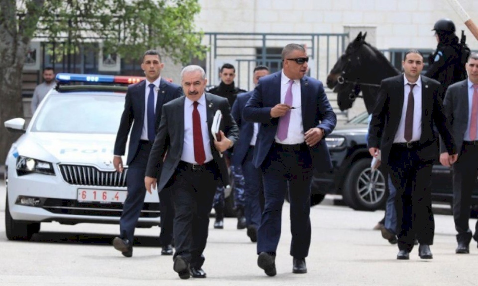 ماذا قالت الحكومة على التعيينات لأقارب الوزراء والمسؤولين؟