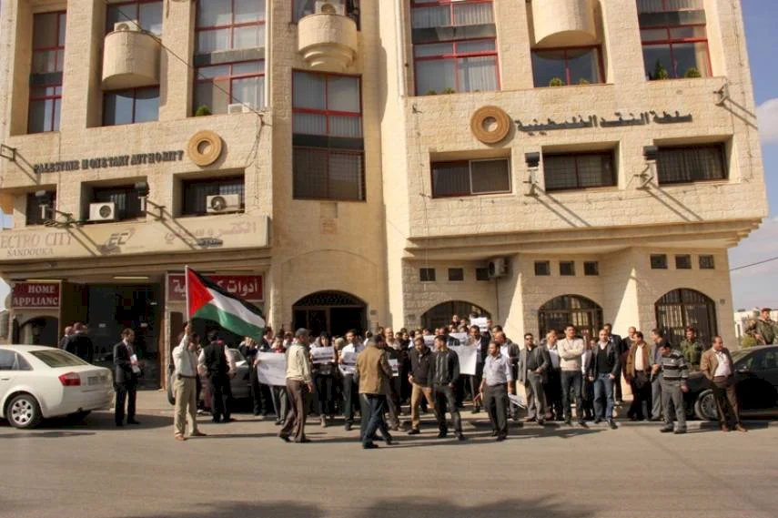 "النقد" تصدر تعميما حول نسبة خصم القروض من رواتب الموظفين 