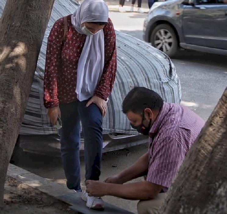 أب ينحني ليربط حذاء ابنته بعد خروجها من امتحان الثانوية العامة تشعل صورته مواقع التواصل