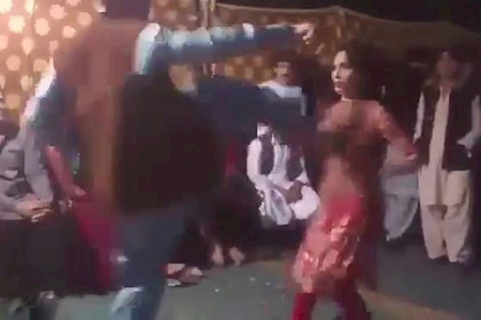 فيديو: رجل يركل راقصة بعنف في حفل زفاف ويثير موجة غضب