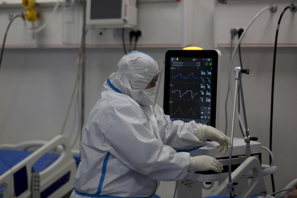 في الخليل.. الطواقم الطبية تُنقذ جنيناً لمريضة مصابة بفيروس كورونا