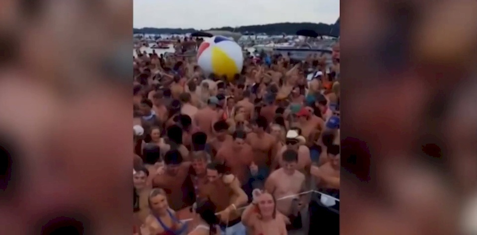 ليس بالخليل فقط..فيديو يظهر حفلة مائية صاخبة بأمريكا في ظل كورونا