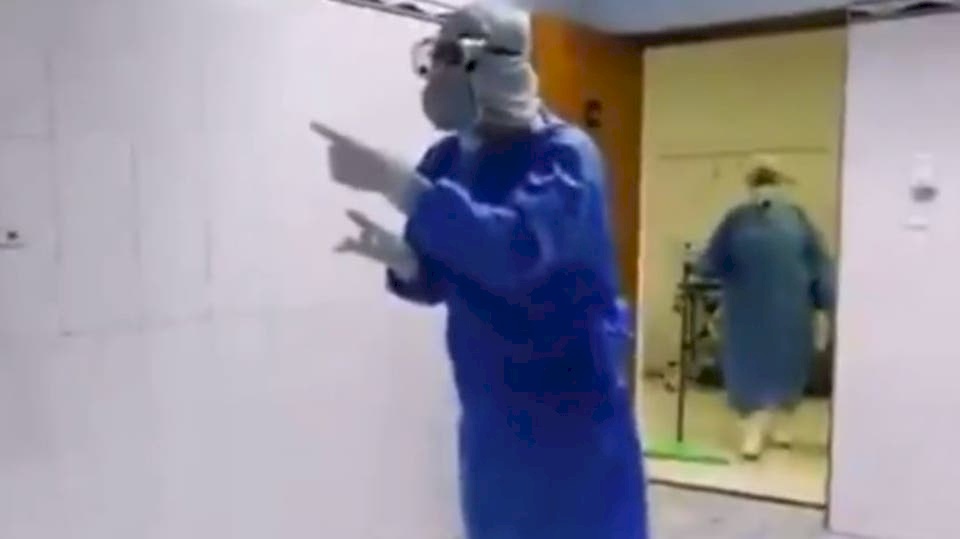 فيديو حزين .. ممرض يغني بصوت مؤثر لمسنة مصابة بكورونا