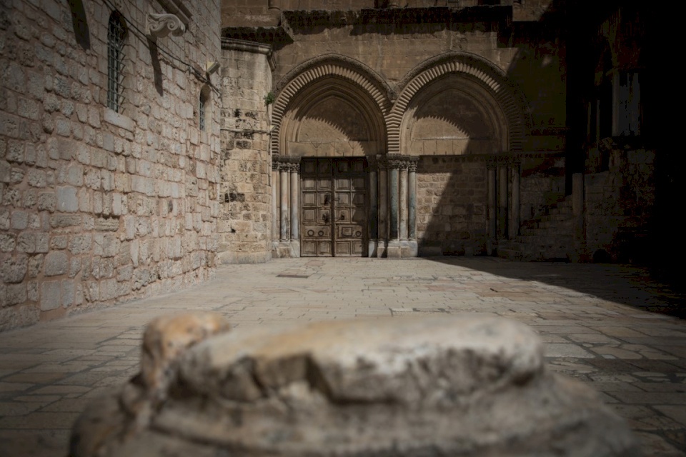 "كورونا" يُغلق أبواب القيامة مرة أخرى