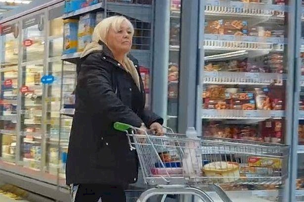 سيدة تجني أكثر من مليون دولار بحيلة لا تخطر على البال