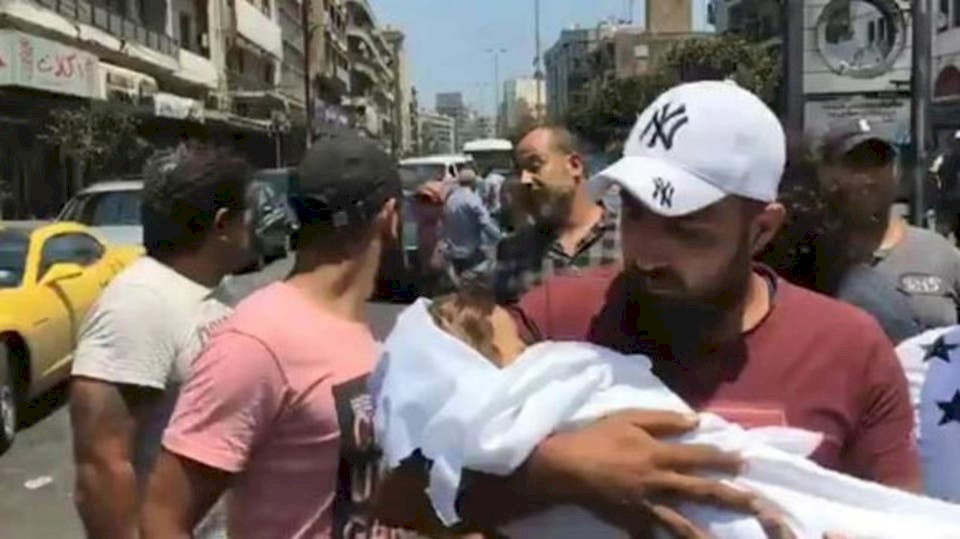 "مات ابني بين يدي".. صرخة أب مفجوع ضد مستشفى في لبناني