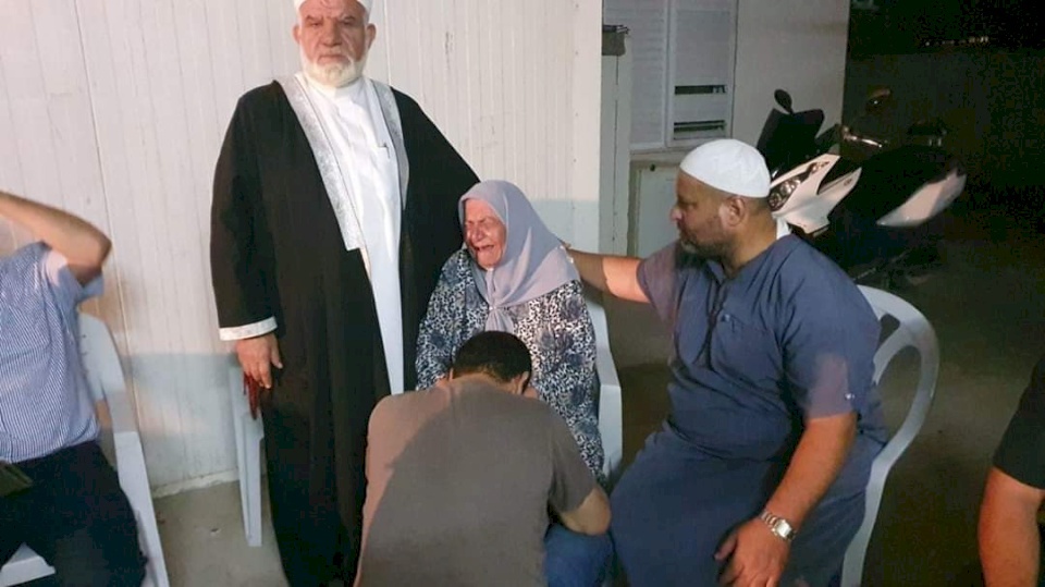 شاهد: الشاب الفلسطيني الذي ظهر وهو  يعتدي والدته يجثو عند قدميها ويقدم لها الاعتذار