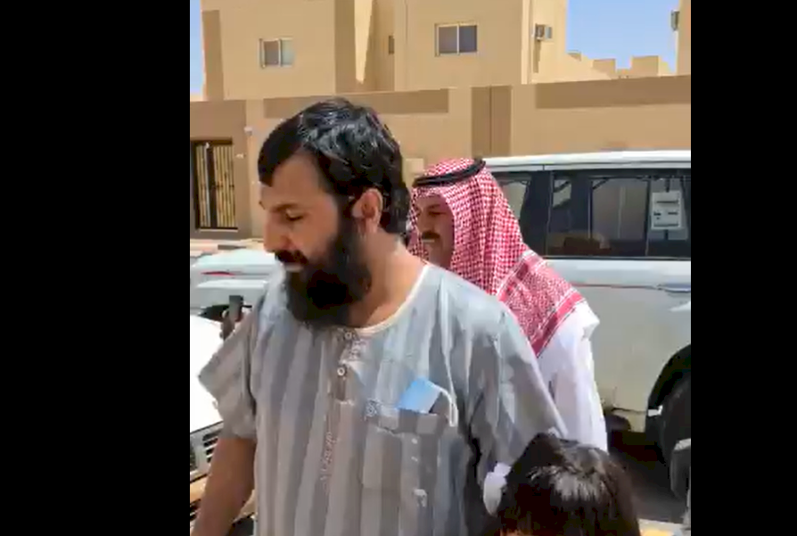 شاهد كيف استقبل والد في السعودية قاتل ابنه عقب خروجه من السجن