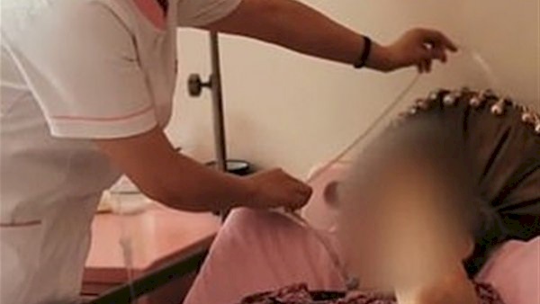 مسنة وابنتها تشربان بول بعضهما لمدة أربعة أيام.. وحدثت المُعجزة