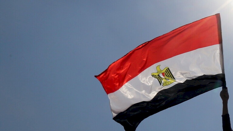 مصري يُعدم أطفاله الثلاثة تحت عجلات قطار 